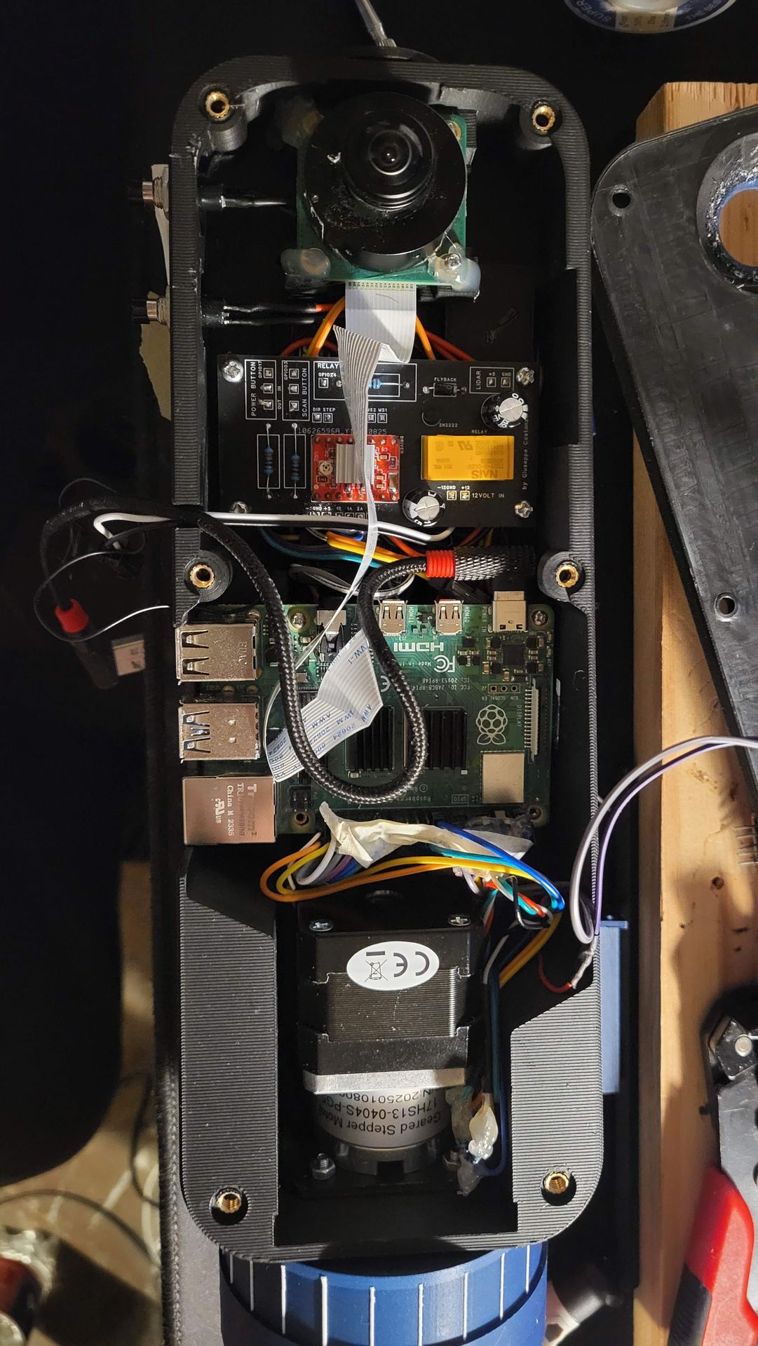 Interno del prototipo PiLiDAR con Raspberry Pi, camera e motore passo-passo