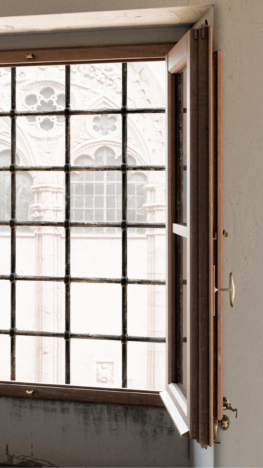 Dettaglio architettonico di una finestra storica rilevata digitalmente