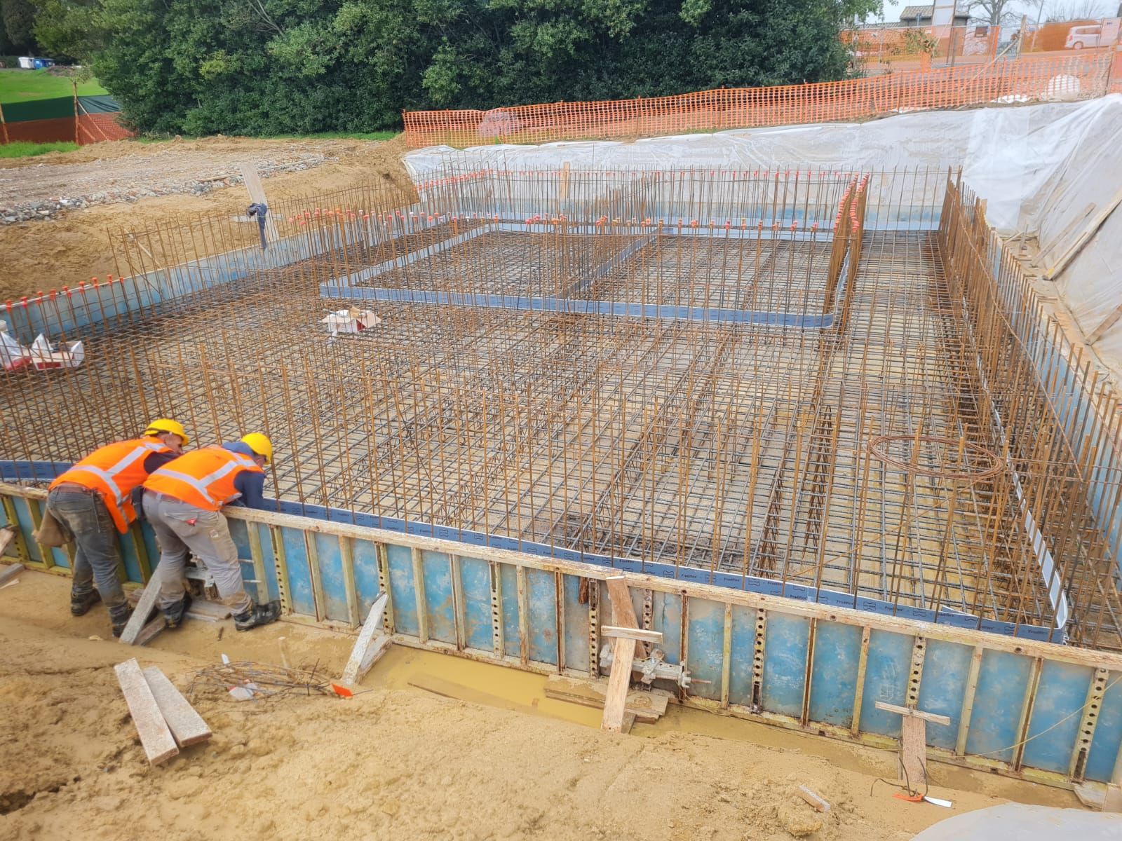 Armature e sponde per le fondazioni in calcestruzzo armato in un cantiere Edil CM