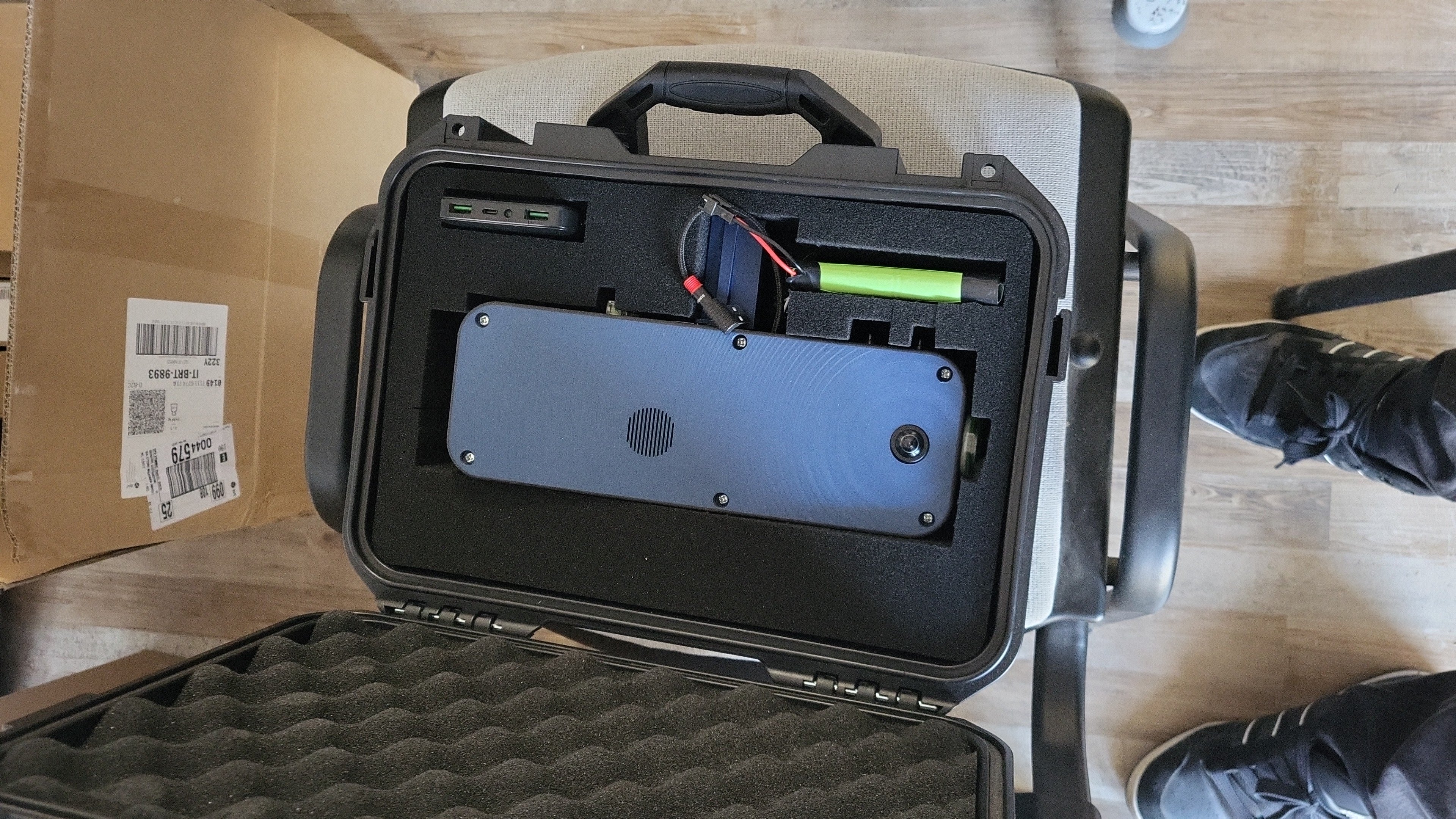 Prototipo PiLiDAR in valigia tecnica con componenti elettronici e camera
